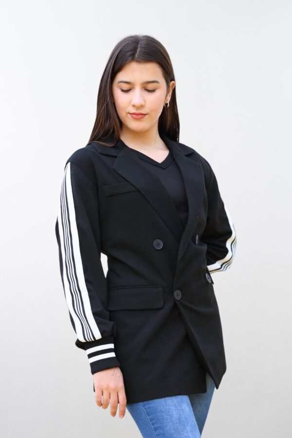 Blazer negro largo con rayas blancas en mangas y corte sastre