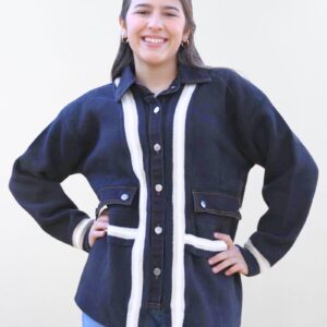 Chaqueta de jean azul con franjas blancas vista frontal