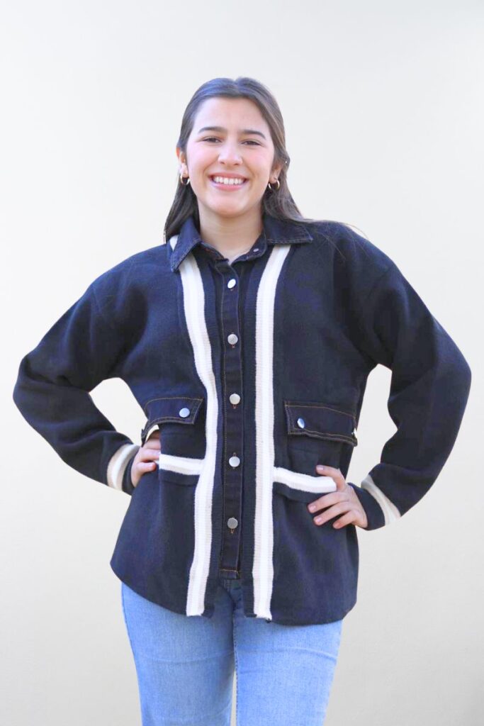 Chaqueta de jean azul con franjas blancas vista frontal