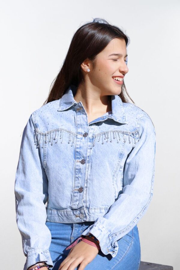 Chaqueta vaquera azul claro con brillantes y flecos