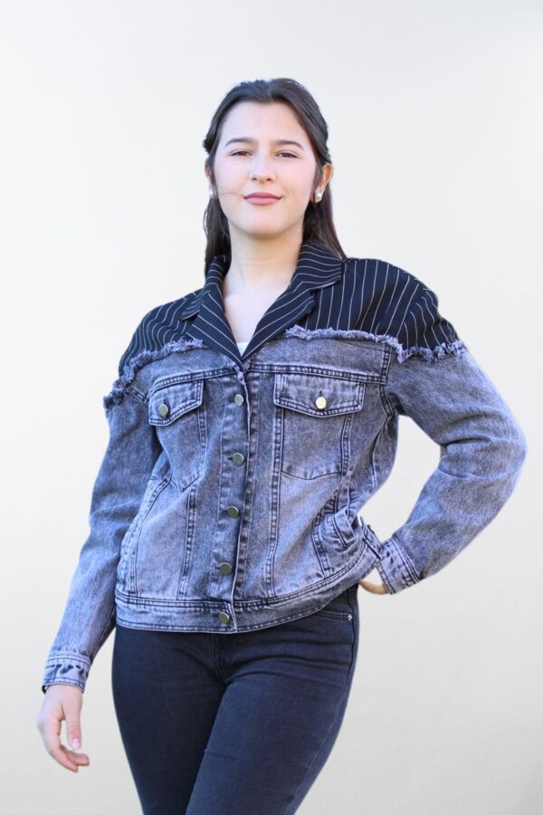 Modelo con chaqueta vaquera desflecada y solapa rayada