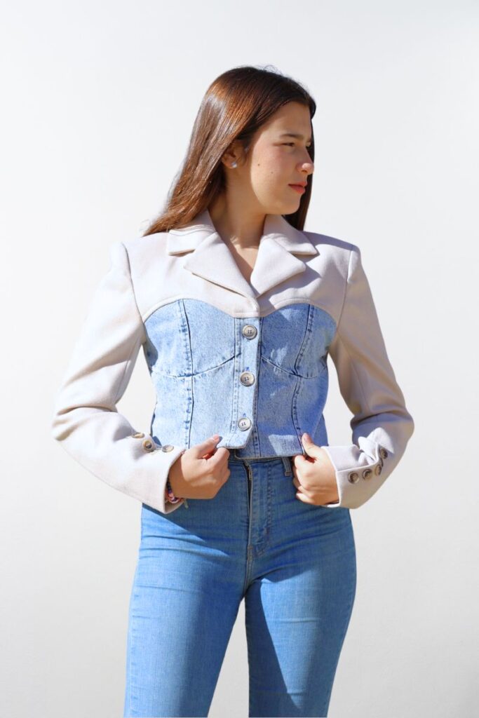 Chaqueta entallada tipo blazer con denim y lana