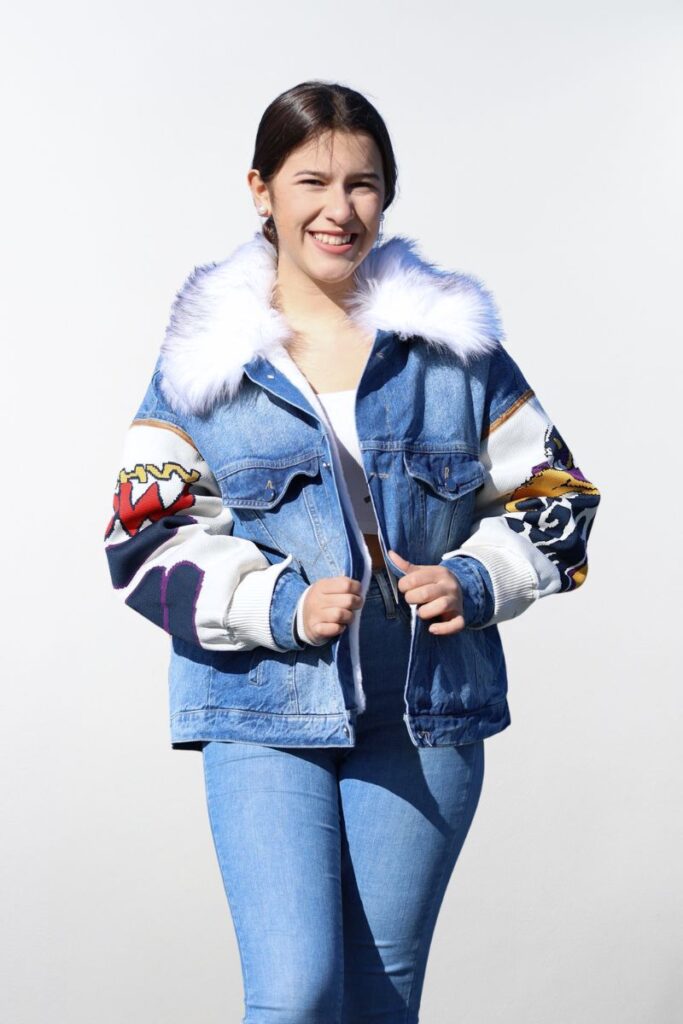 Chaqueta oversize denim con cuello de pelo y mangas bordadas