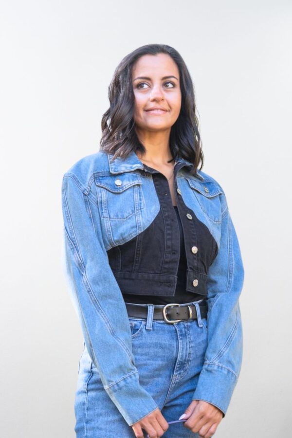 Vista frontal de chaqueta corta bicolor denim y negro