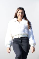 Mujer luciendo abrigo corto blanco de pelo sintético