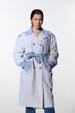 Abrigo blanco largo con detalles en denim y cinturón
