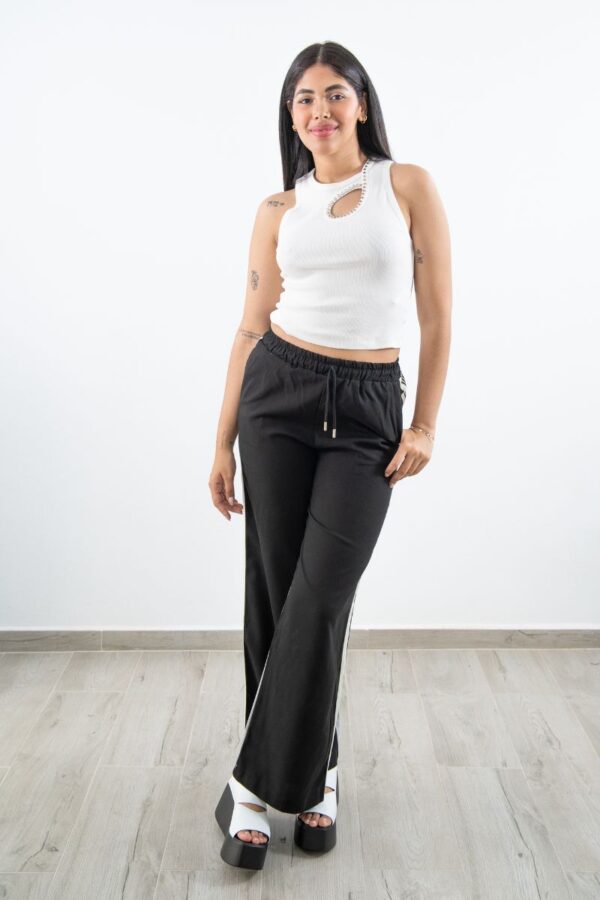 Pantalón negro con franja blanca lateral – vista frontal