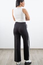 Parte trasera del pantalón negro con línea blanca decorativa