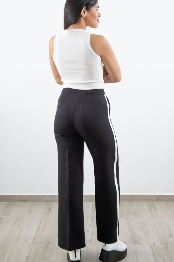 Parte trasera del pantalón negro con línea blanca decorativa