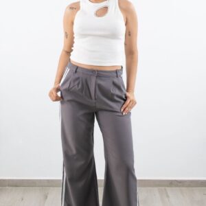 Pantalón ancho gris con doble franja blanca – vista frontal