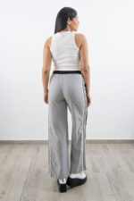 Parte trasera del pantalón bicolor con diseño dividido