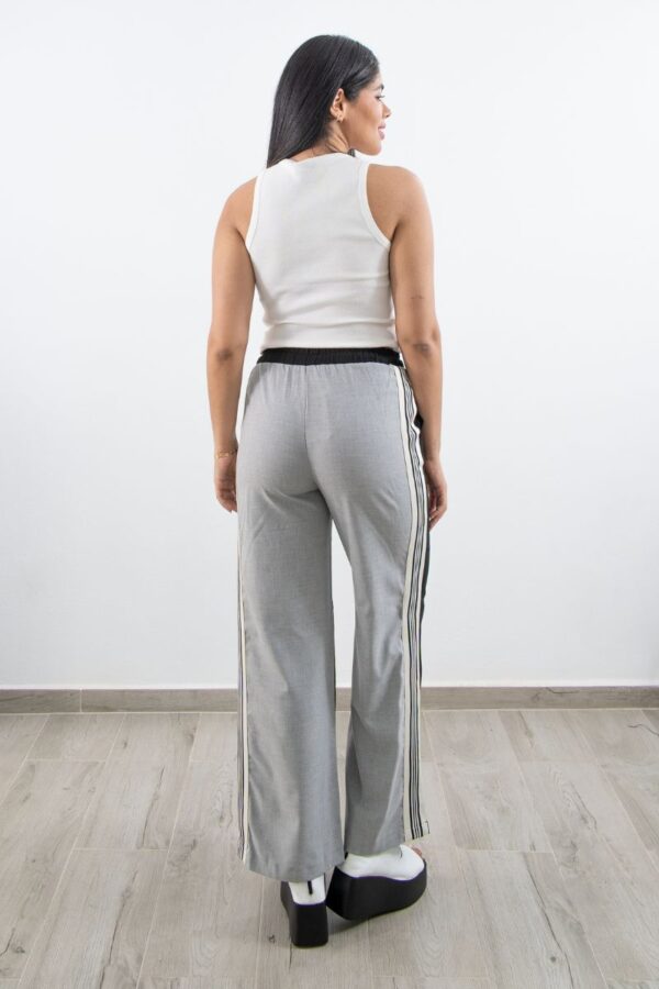 Parte trasera del pantalón bicolor con diseño dividido