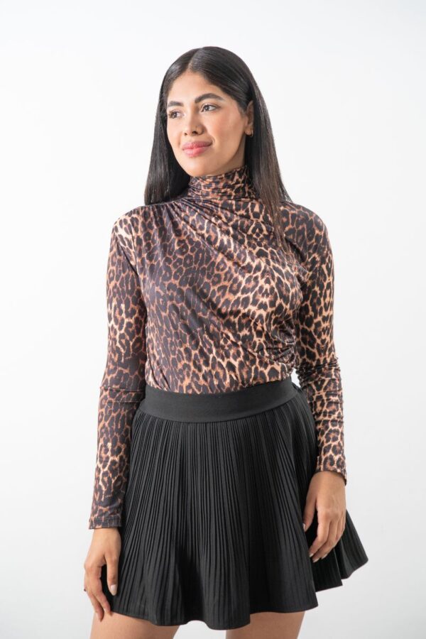 Blusa cuello medio estampado leopardo vista frontal
