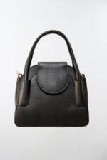 Vista frontal de la mini bolsa negra elegant