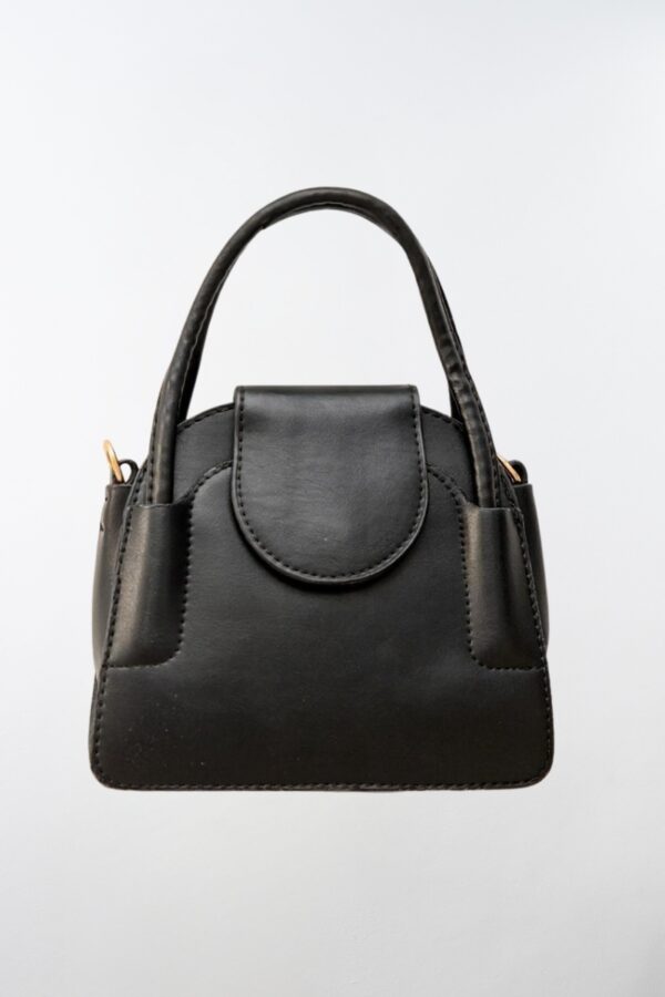 Vista frontal de la mini bolsa negra elegant
