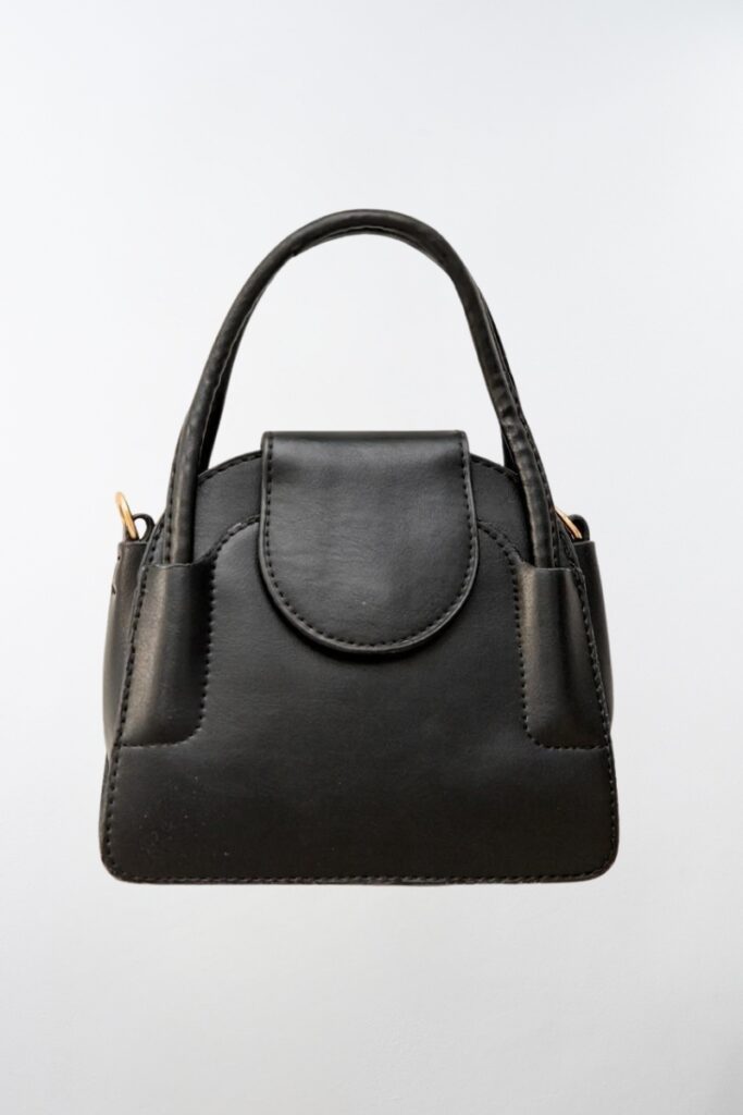 Vista frontal de la mini bolsa negra elegant