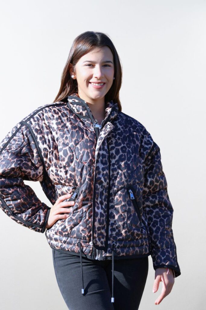Chaqueta acolchada animal print vista frontal completa.