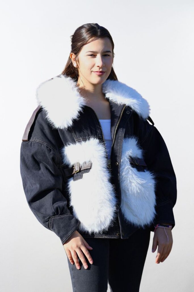 Chaqueta oversize de mezclilla con paneles de pelo blanco