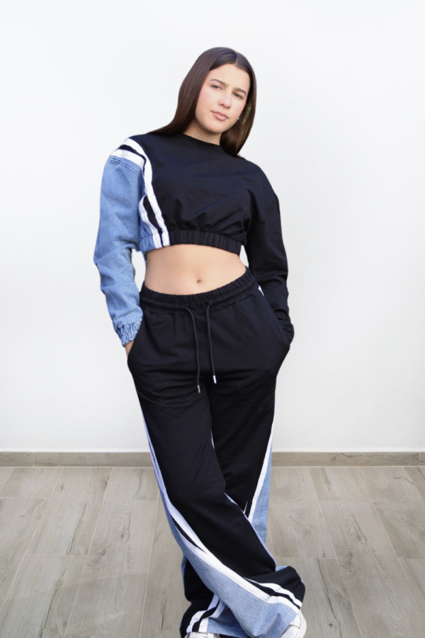 Conjunto deportivo bicolor con denim y líneas blancas – vista frontal