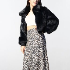 Modelo usando falda larga de seda con estampado animal print vista de frente.