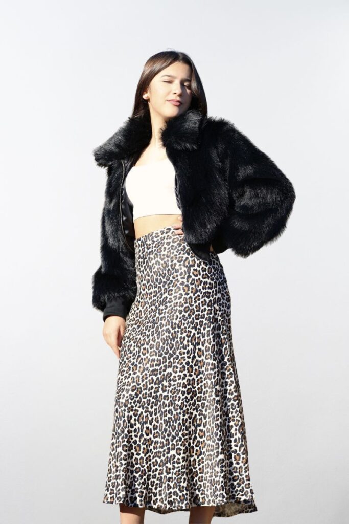 Modelo usando falda larga de seda con estampado animal print vista de frente.