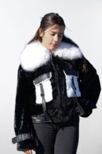 Chaqueta corta negra de pelo sintético con cuello blanco
