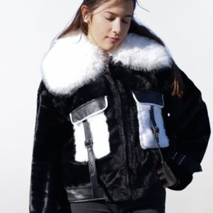 Chaqueta corta negra de pelo sintético con cuello blanco