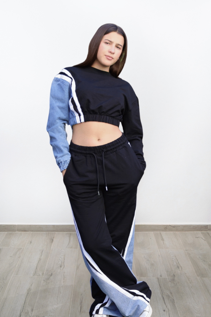 Conjunto deportivo bicolor con denim y líneas blancas – vista frontal