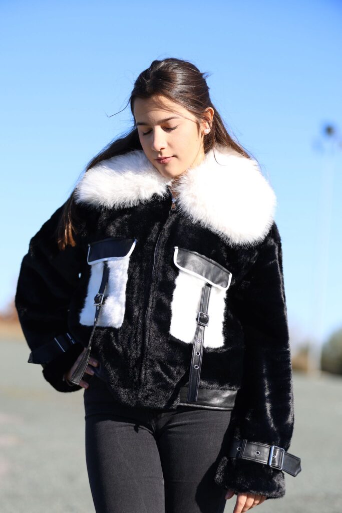 Chaqueta corta negra de pelo sintético con cuello blanco