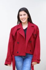 Mujer con gabardina roja oversize vista de frente