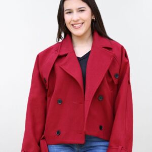 Mujer con gabardina roja oversize vista de frente