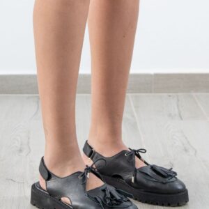 Mocasines negros con flecos y suela gruesa