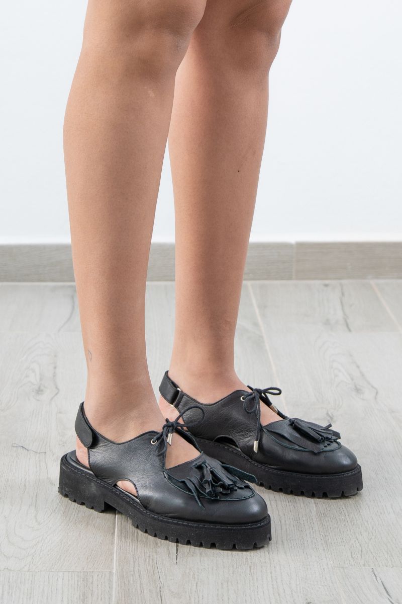 Mocasines negros con flecos y suela gruesa