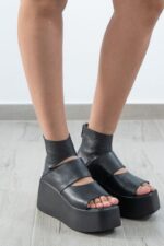 Sandalias negras de plataforma con diseño cerrado