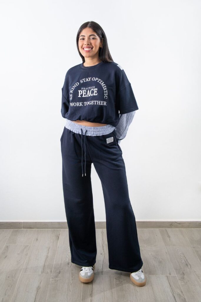 Set deportivo azul marino con mensaje y cintura fruncida – vista frontal