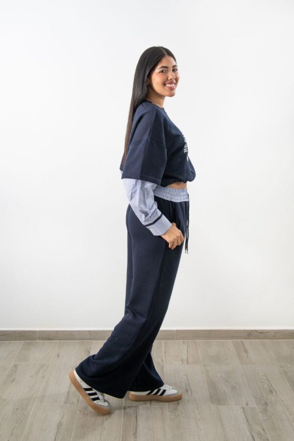 Vista lateral del conjunto azul marino con top oversize y pantalón suelto