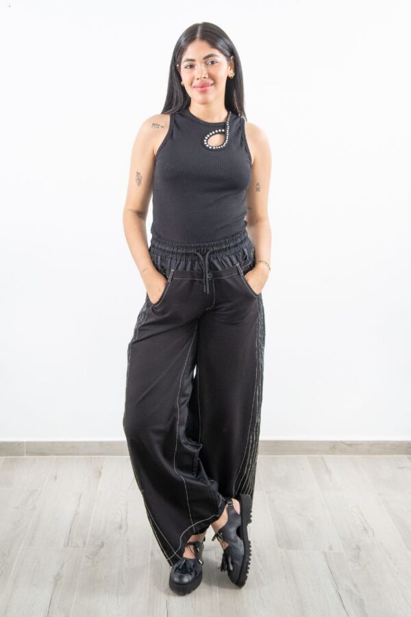 Pantalón oversize negro con cintura fruncida – vista frontal