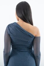 Detalle de escote y textura de la falda tableada del vestido negro trasera superior
