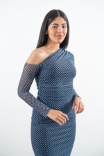 Detalle de escote y textura de la falda tableada del vestido negro superior