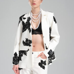 Suit Blanco Con Aplicaciones de Encaje Negro