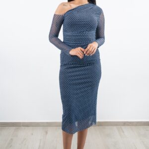 Vestido midi azul de tul con hombro descubierto – vista frontal