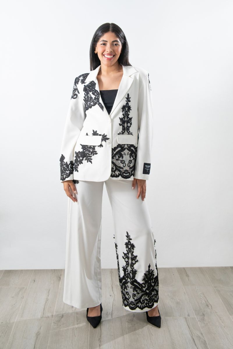 Modelo con suit blanco con encaje negro – vista frontal completa
