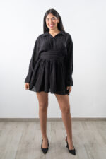 Modelo luciendo vestido camisero mini negro sin tirantes