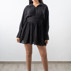Modelo luciendo vestido camisero mini negro sin tirantes