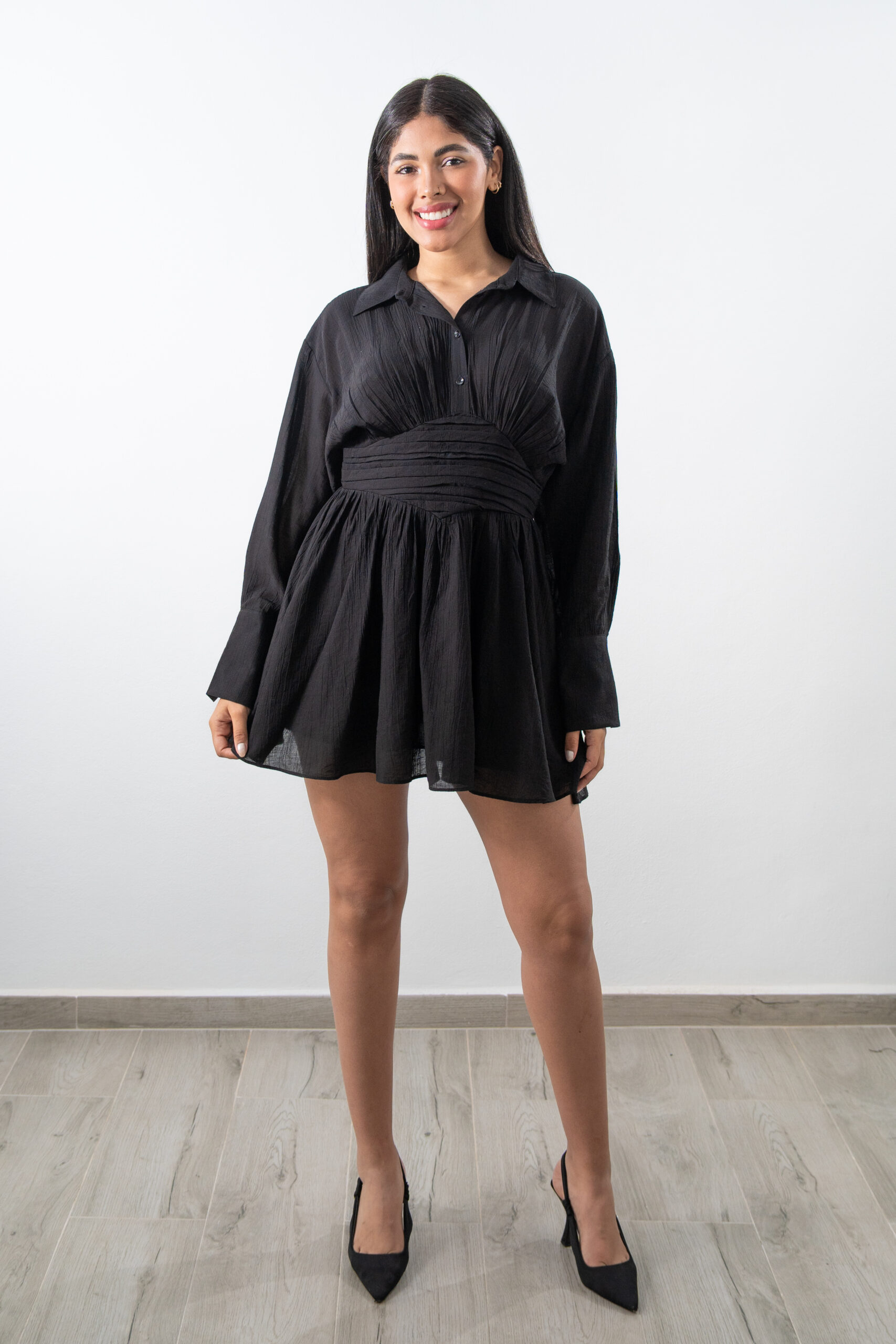 Modelo luciendo vestido camisero mini negro sin tirantes