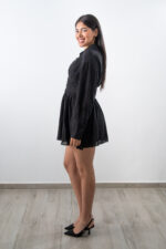 Vista lateral izquierdo del vestido mini negro