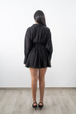 Vista trasera del vestido mini negro