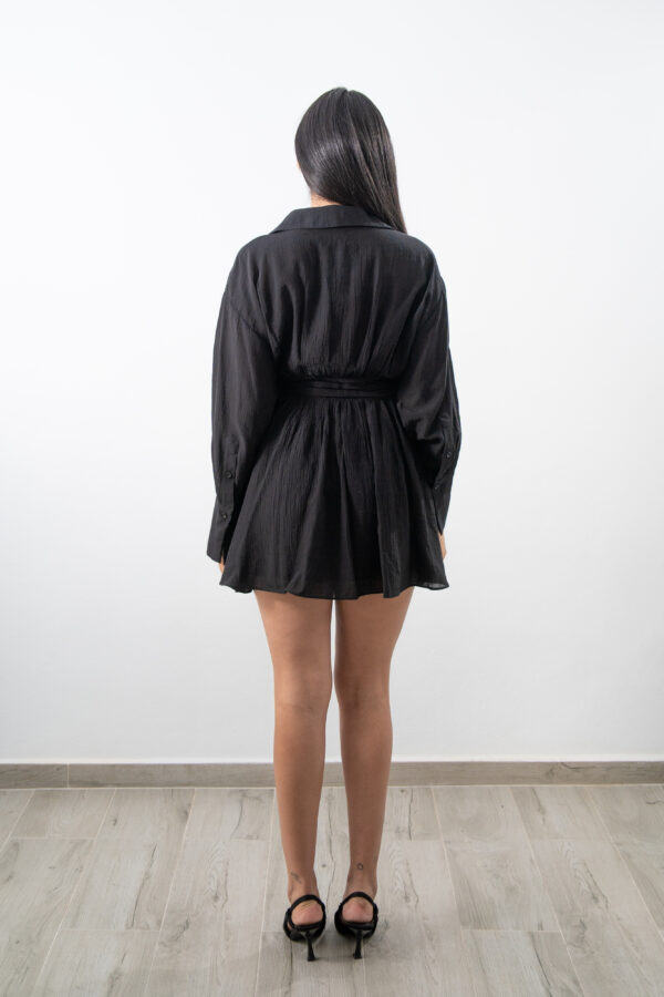 Vista trasera del vestido mini negro