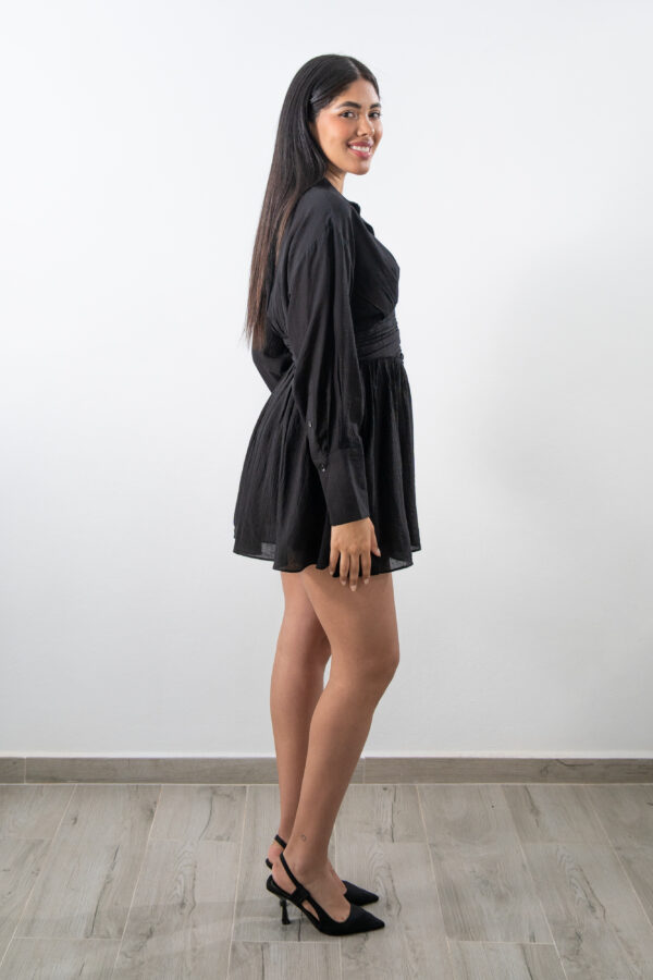 Vista lateral derecho del vestido mini negro