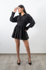 Vista de la modelo posando el vestido mini negro
